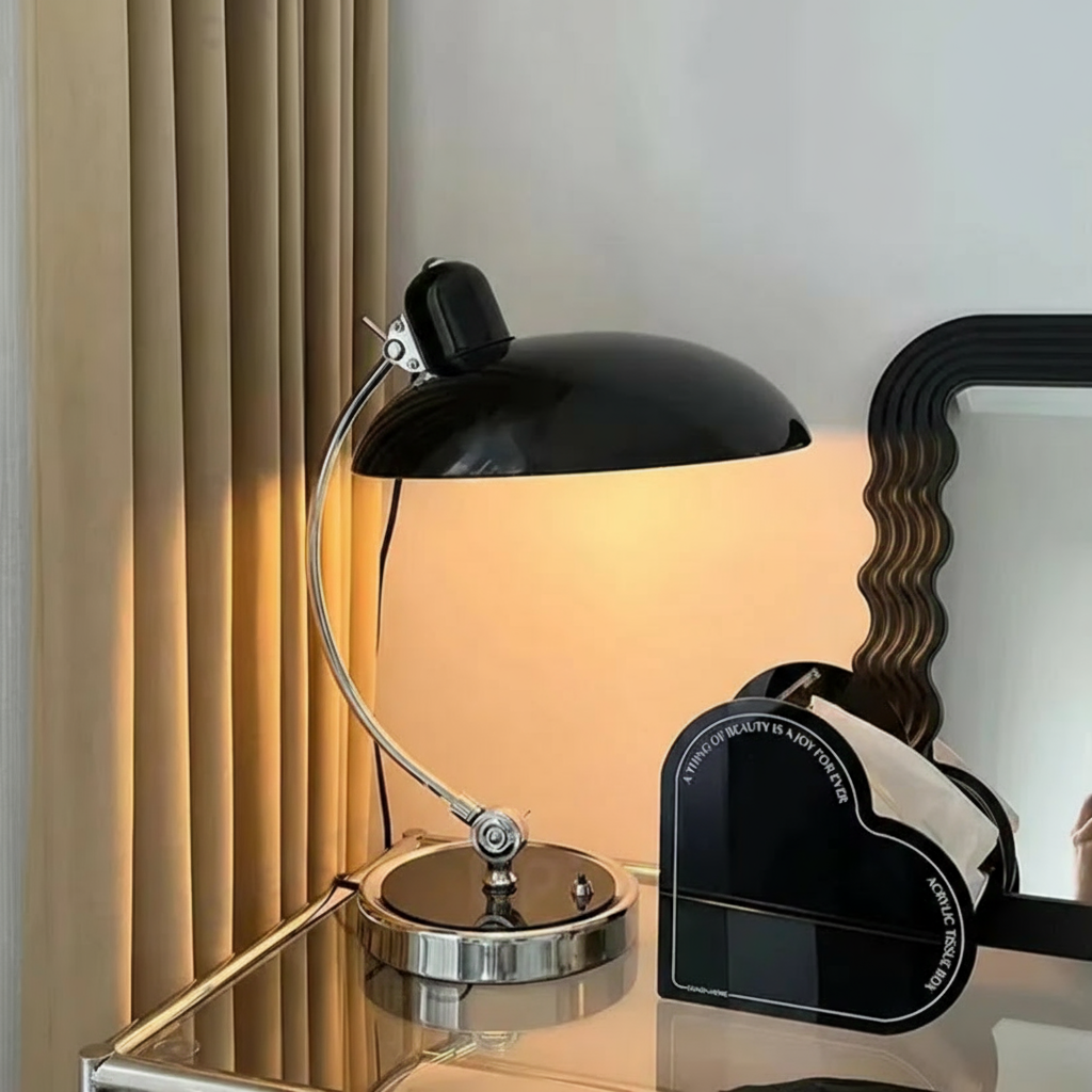 Lámpara de mesa con elegante arco de hierro