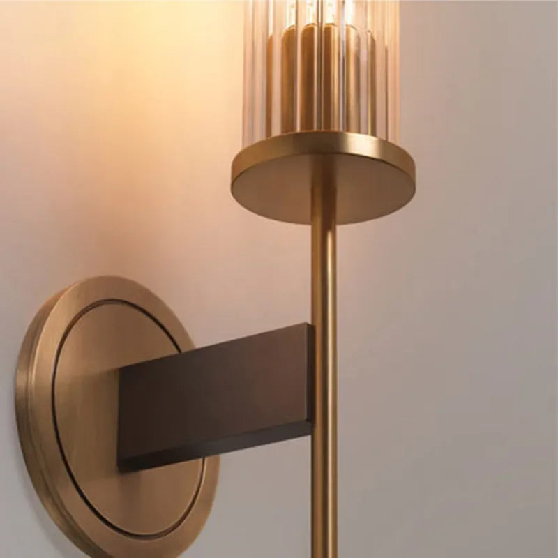 KopraLux – Lámpara de Pared Moderna – Con Vidrio Estriado y Acabado Cobre Cálido