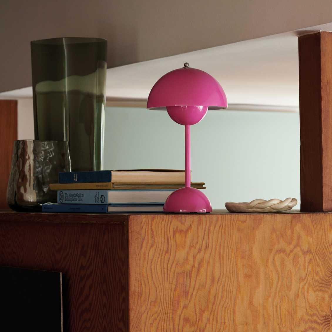 LunarGlow - Lámpara de mesa LED para un interior ambiental