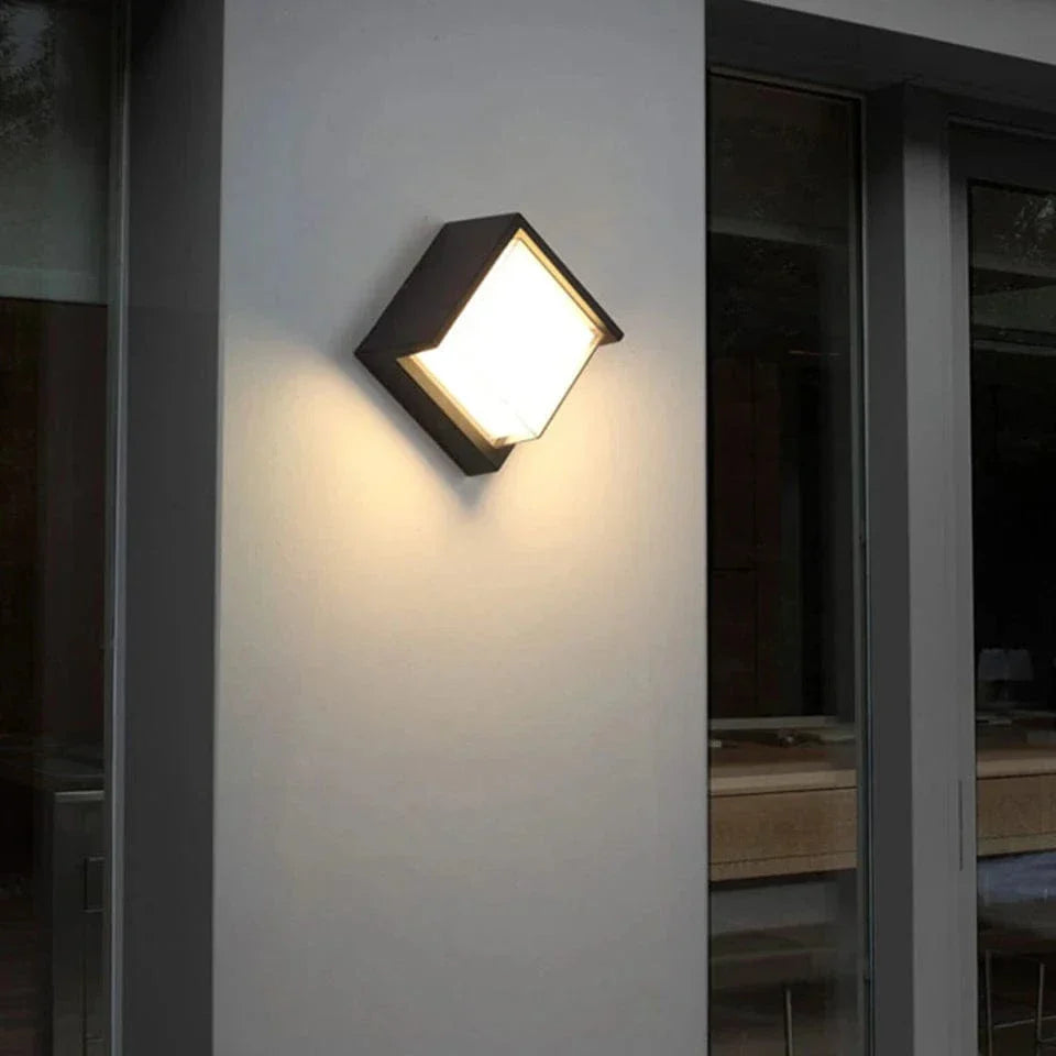 Lámpara de pared solar inteligente con sensor de movimiento – Resistente a la intemperie y energía autónoma